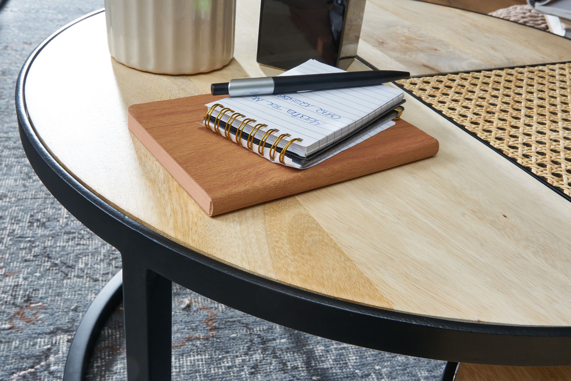 Diseño conjunto de mesa nido de 2 mesas  de mango / ratán con patas de metal