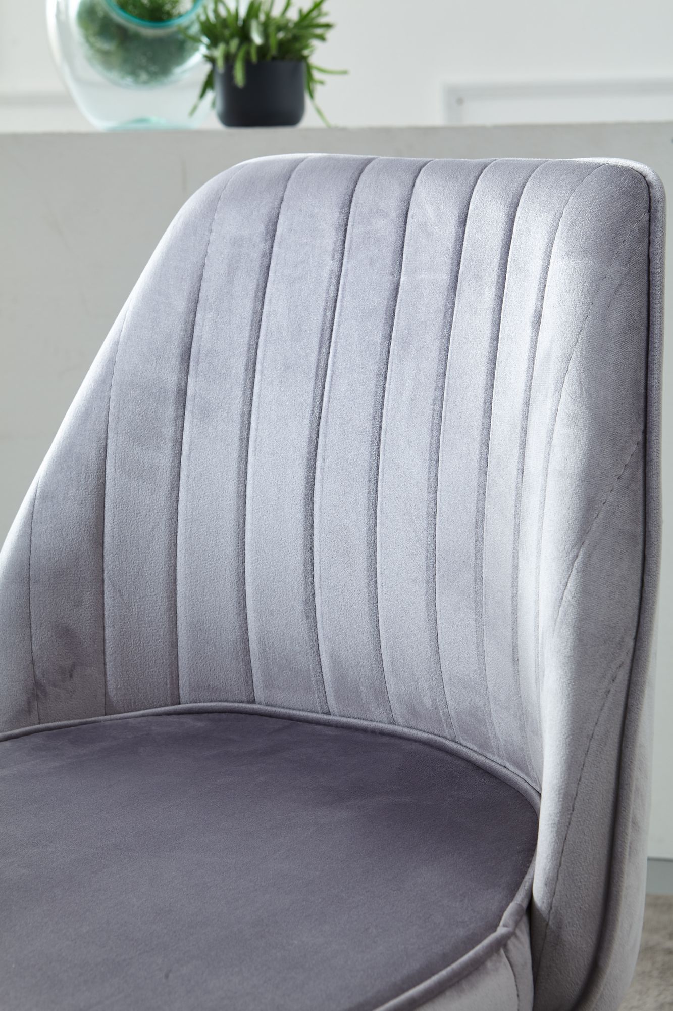 Silla de escritorio silla giratoria de diseño de terciopelo gris con respaldo