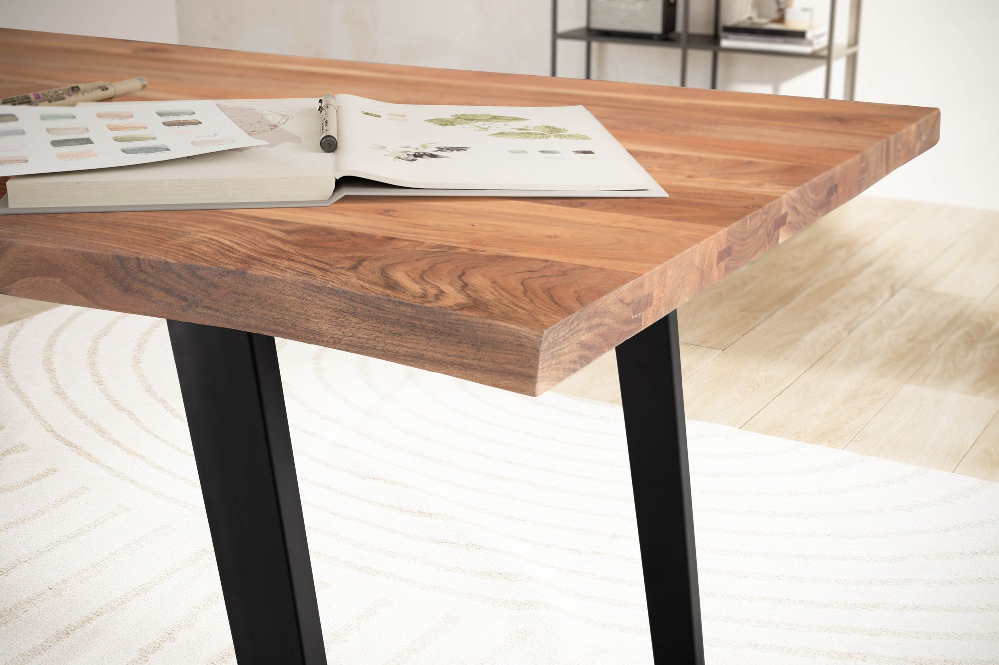 Escritorio 120x60x76 cm mesa de computadora de madera maciza de acacia / metal con borde de árbol, mesa de oficina para el hogar, mesa de oficina sólida con patas en u en negro, mesa de madera, mesa para computadora portátil, estud